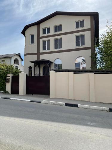 Guest House on Molodezhnaya Street