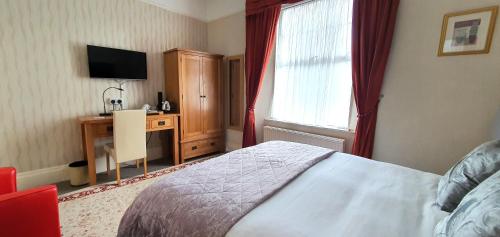 Deluxe King Room image 2