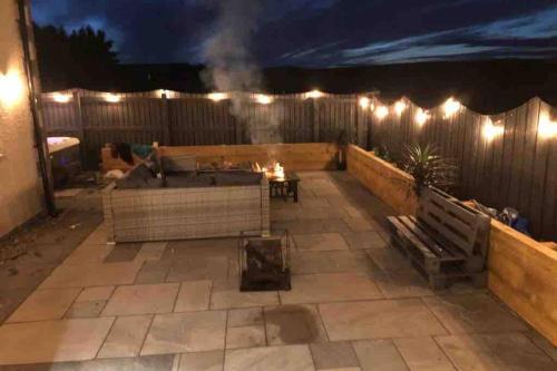 Alcantara- Modern home with Hot Tub- sleeps 10