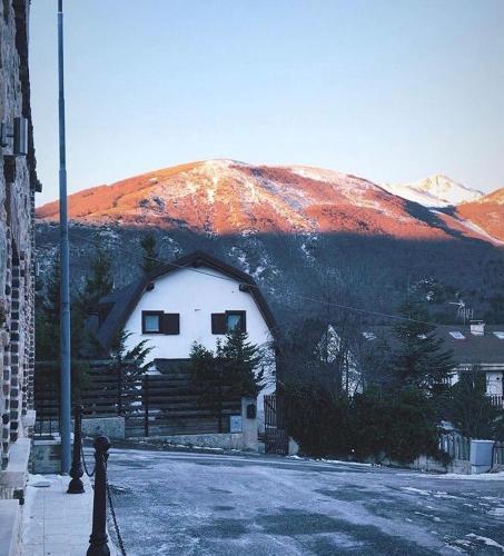 tipica baita con vista sul monte magnola - Apartment - Ovindoli