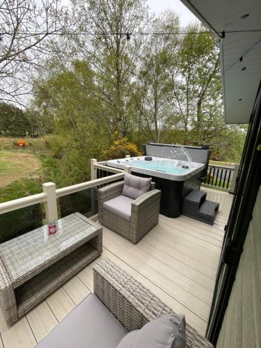 Torrey Pines - 2 bedroom hot tub lodge with free golf, NO BUGGY in Shilbottle