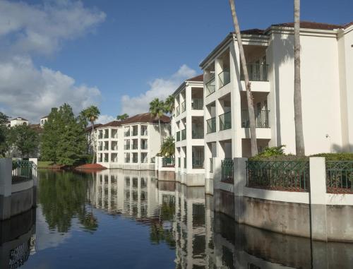 Elegant Villa along a Scenic Fountain Lake in Kissimmee - One Bedroom #1 - main image