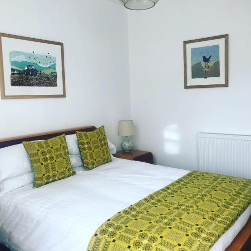 Llety Brynawel Guest House - image 2