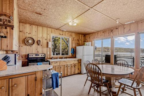 Cleland Bay Waterfront Cabin - image 3