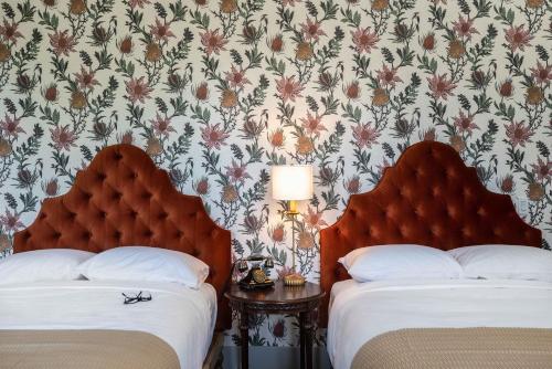 2 queen beds