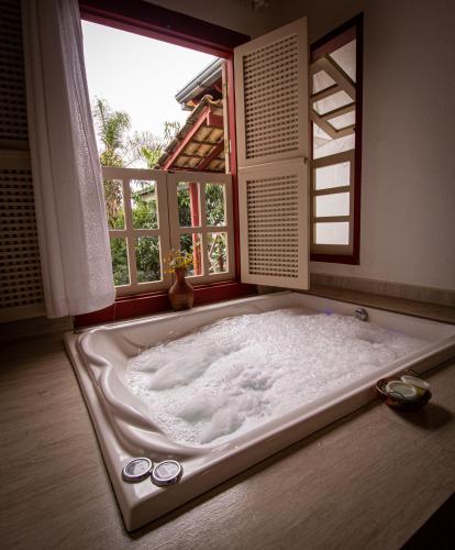 King Suite with Spa Bath image 3