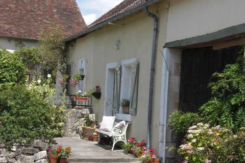 The Monks Cottage. In the Peaceful Clere du Bois. cottage Onzay-Palluau