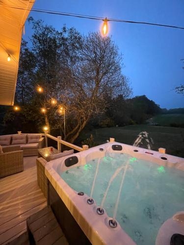Torrey Pines - 2 bedroom hot tub lodge with free golf, NO BUGGY in Shilbottle