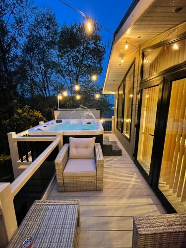 Torrey Pines - 2 bedroom hot tub lodge with free golf, NO BUGGY in Shilbottle