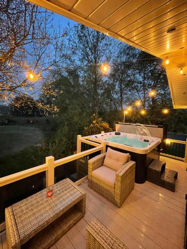 Torrey Pines - 2 bedroom hot tub lodge with free golf, NO BUGGY - Accommodation - Swarland
