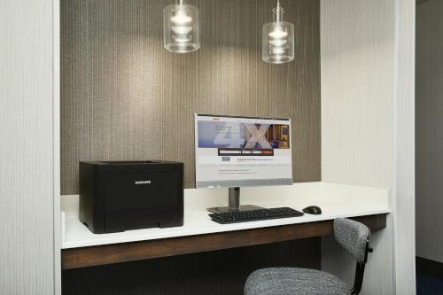 Holiday Inn Express & Suites I-26 & Us 29 At Westgate Mall by IHG