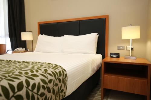 Deluxe Queen Room image 3