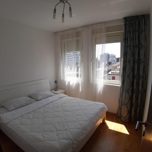 City & Sea Apartment nearby Old Town - image 3
