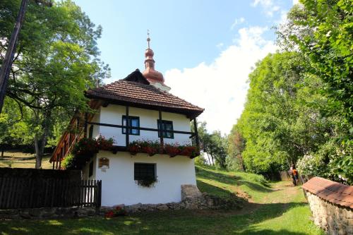 Antik Vendégház - image 4
