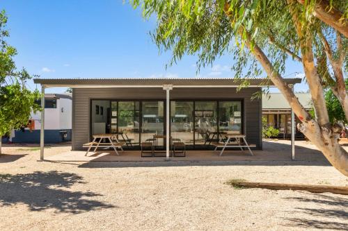 ห้องครัว, Ningaloo Caravan and Holiday Resort in เอกซ์เมาท์