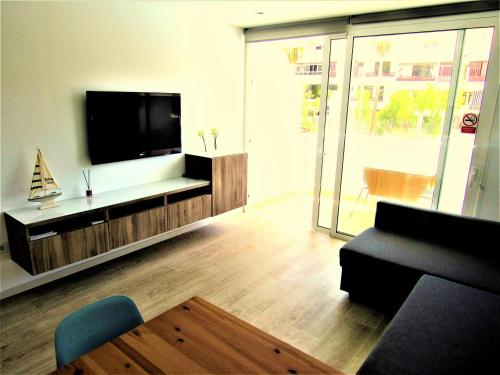  Spotless south facing apartment with pool view and WIFI heart of Las Americas, Ferienwohnung in Playa de las Americas