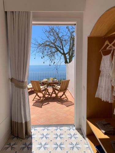 Deluxe Suite with Spa Bath image 9