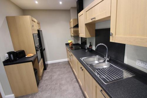 Kitchen, Plawsworth Aparthotel in Plawsworth