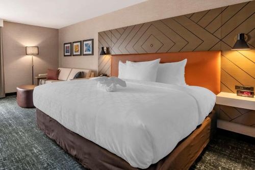 Clarion Inn Nashua Room Type - Deluxe King Room with Tub - Non-Smoking Clarion Inn Nashua Room Type - Deluxe King Room with Tub - Non-Smoking