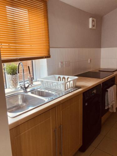 Konyha, Stunning Stylish & Spacious Ground Floor Apartment, Kidderminster in Kidderminster