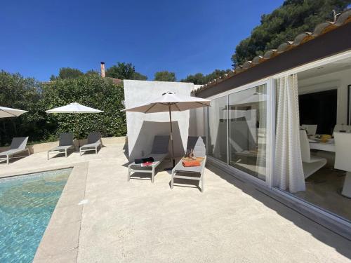 Villa Design Mougins - Pool House & Piscine sous les Palmiers - Tap to explore photos