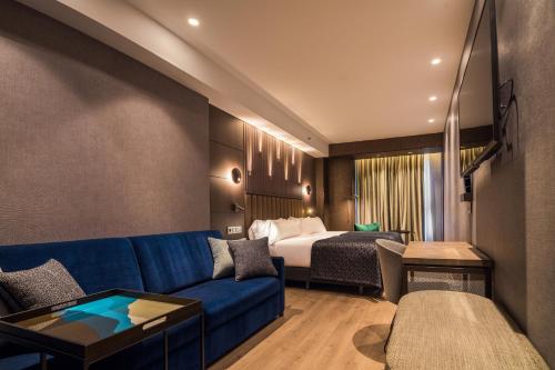 1 queen bed, 1 sofa bed