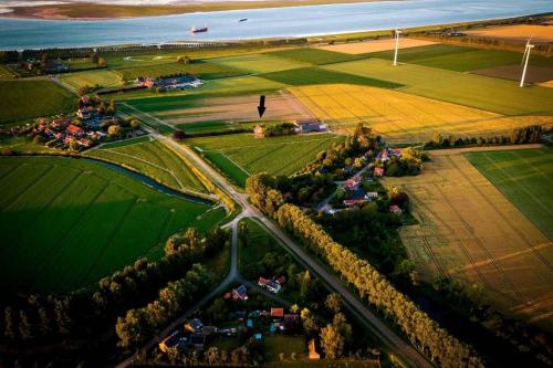 Huisje op Bioboerderij, kust, polder en rust