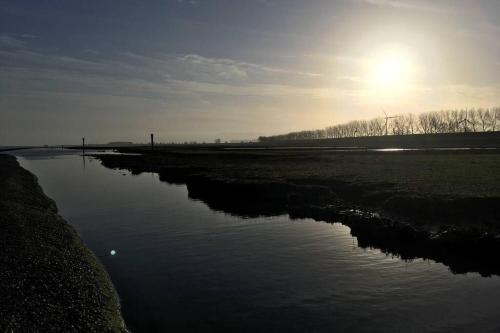 Huisje op Bioboerderij, kust, polder en rust