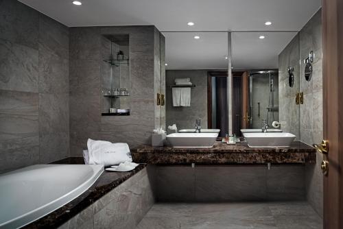 The Savoy Hotel - image 6