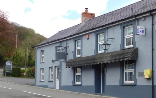 Afon Duad Inn and Dolau Cottage