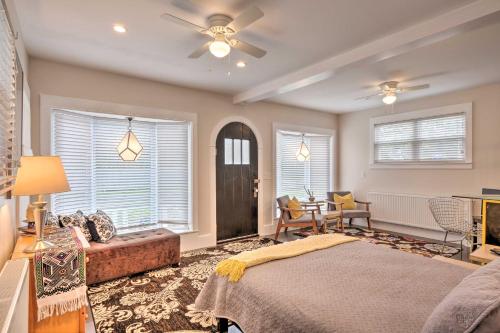 Coastal Studio Cottage with Deck - Walk to Town - image 3