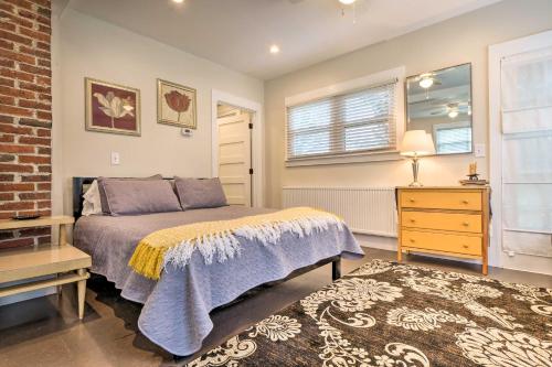 Coastal Studio Cottage with Deck - Walk to Town - image 5