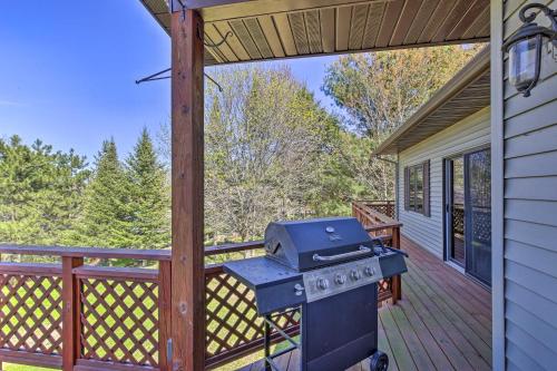 Lakefront Family Cottage Deck, Dock and More!