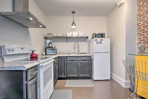 Coastal Studio Cottage with Deck - Walk to Town - image 8