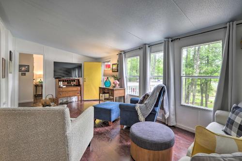 Lakefront Sparta Home Fire Pit, Dock and Kayak in Madison (GA)