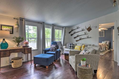 Lakefront Sparta Home Fire Pit, Dock and Kayak in Madison (GA)