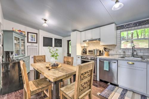 Lakefront Sparta Home Fire Pit, Dock and Kayak in Madison (GA)