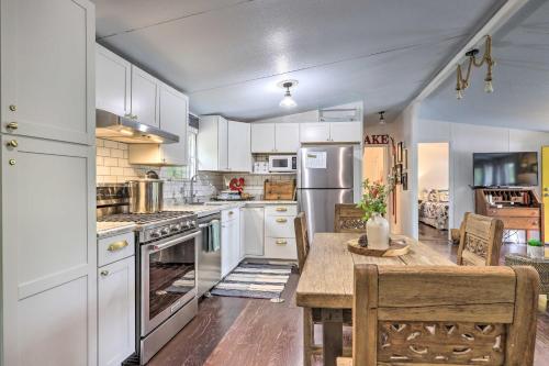 Lakefront Sparta Home Fire Pit, Dock and Kayak in Madison (GA)