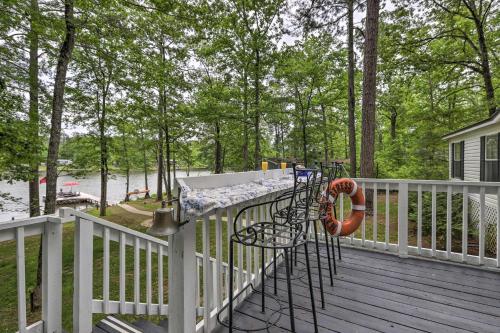 Lakefront Sparta Home Fire Pit, Dock and Kayak in Madison (GA)
