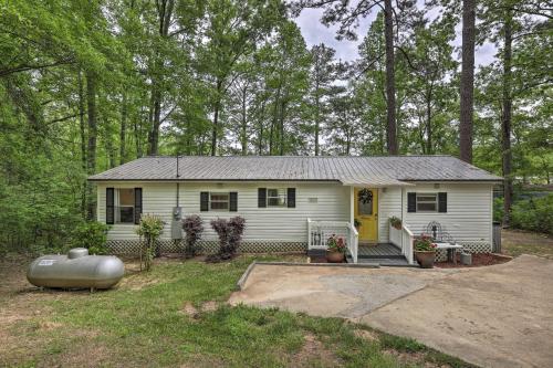 Lakefront Sparta Home Fire Pit, Dock and Kayak in Madison (GA)