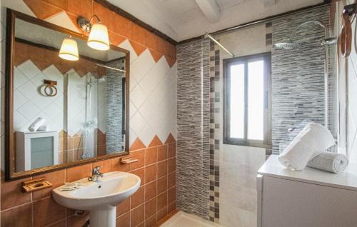 Amazing home in Frigiliana w/ WiFi Outdoor swimming pool and 3 Bedrooms - image 12