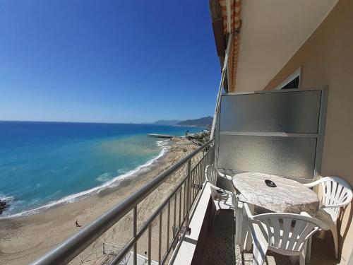 Pietra Ligure attico sul mare con balcone sulla spiaggia e grande terrazza di 25 mq