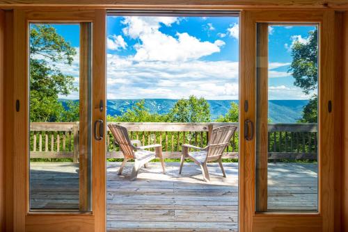 Amazing Views, Hot Tub, Huge Deck at Chalet Cabin Hagerstown