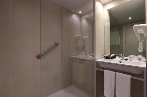 Standard Double or Twin Room image 5