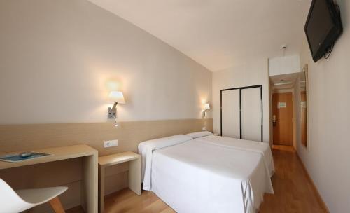 Standard Double or Twin Room image 4
