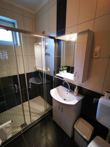 ฝักบัว, Mate apartman in คาสเตลิเคิร์ต