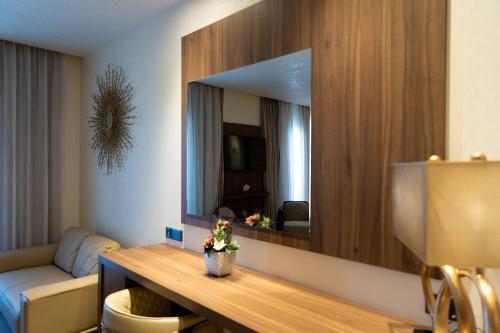 Suite City View with Business Lounge Access image 10