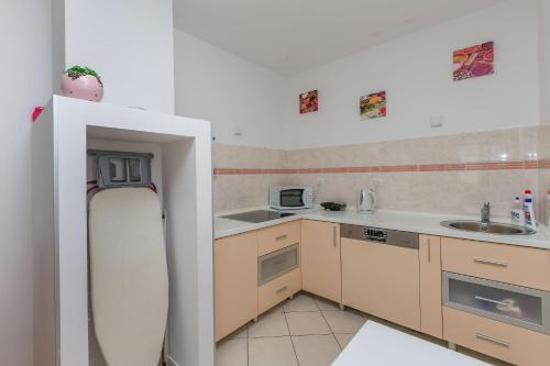 One-Bedroom Apartment image 8