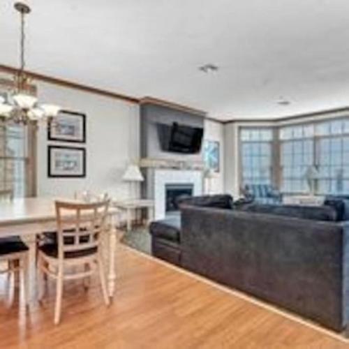 Lake View King Suite - image 3
