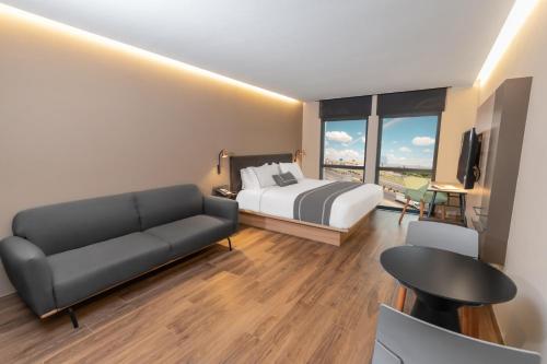 1 queen bed, 1 sofa bed